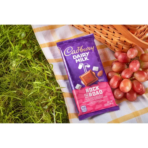 Miniatura 5 de CADBURY DAIRY MILK Rock the Road - Barras de chocolate con leche, 3.5 onzas (14 unidades)