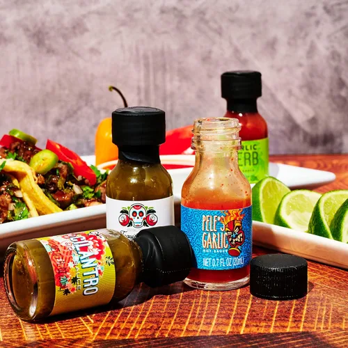 Miniatura 5 de Thoughtfully Juego de regalo de muestra de salsa picante gourmet para cumpleaños, paquete de 30 con sabores como hierba de ajo y whisky de manzana