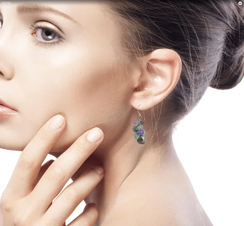 Miniatura 3 de NOVICA Aretes artesanales hechos a mano con perlas de agua dulce cultivadas en racimo de aguamarina y cuarzo, chapado en plata de ley 925, teñido