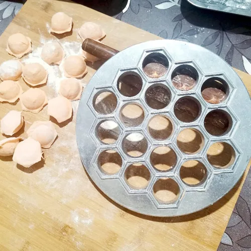 Miniatura 8 de CALLARON Molde de aluminio para bolas de masa hervida de 19 agujeros, prensa rusa para albóndigas de masa hervida para albóndigas grandes de 9.05 x
