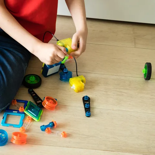 Miniatura 7 de GeoSmart Flip Bot - Construye vehículos geomagnéticos controlados a distancia con este juego de construcción magnético centrado en STEM con motores