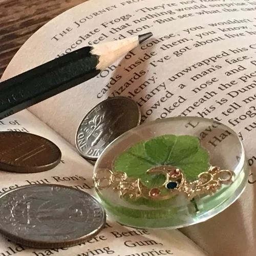 Miniatura 3 de KIN-HEBI Ficha de bolsillo de buena suerte con trébol de cuatro hojas real, conservada, 1.25 pulgadas, incluye adorno de metal (cielo nocturno)