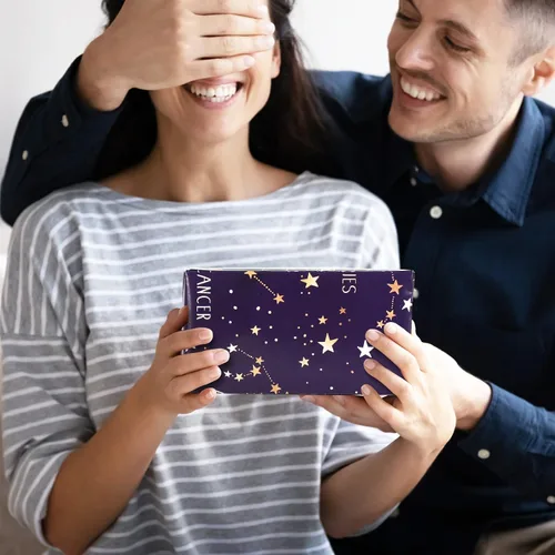 Miniatura 7 de 12 hojas de papel de regalo de galaxia, no enrollado, papel de regalo de constelación de cielo estrellado azul y morado, plegado plano
