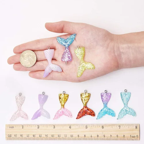 Miniatura 7 de SUNNYCLUE 40 dijes de cola de sirena de resina con parte trasera plana con polvo de purpurina para verano con cola de pez de océano para hacer