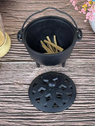 Miniatura 7 de YIMIFLA Quemador de incienso caldero de hierro fundido con tapa Witchcraft de 4.9 pulgadas, perfecto para quemar carbón, resina de incienso, manchas