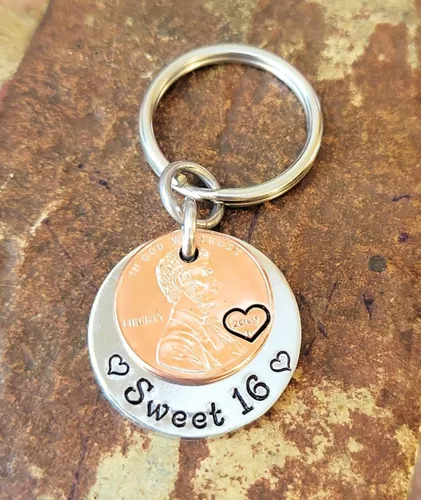 Miniatura 4 de Tucker's Trinkets And Treasures Llavero con texto en inglés «Sweet 16», «Happy 16th Birthday», «Sweet 16», «Lucky Copper 2009» (Año del nacimiento)