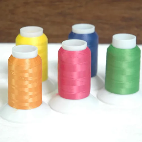 Miniatura 8 de Hilo elástico lanudo de Threadart para serger - Bobinas de 1000 m - Hilo de nailon para traje de baño, lencería, tejidos - Negro - Color 9228