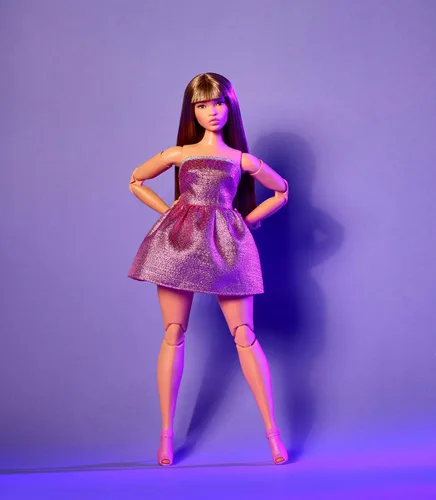 Miniatura 2 de Muñeca Barbie Looks, Colección No. 24 con Cabello Castaño y Moda Moderna Y2K, Vestido Rosa Sin Tirantes con Brillo y Tacones de Puntera Abierta
