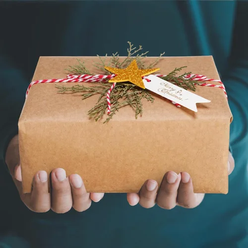 Miniatura 6 de Cholemy Juego de papel de regalo de Navidad de 15.7 pulgadas x 65.6 pies con ramas de pino natural, papel de estraza de algodón, calcomanías