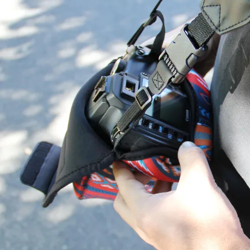 Miniatura 6 de USA GEAR - DSLR estuche/funda para cámara con almacenamiento de accesorios con cierre, flexible y pasador para cinturón de neopreno, compatible