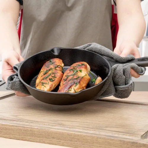 Miniatura 5 de Restaurantware Met Lux - Sartén de hierro fundido de 7.75 pulgadas, 1 sartén de hierro fundido pre-sazonado, con asa con boquillas para verter