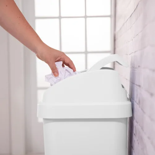 Miniatura 6 de Sterilite Paquete de 4 basureros con tapa oscilante, elegante cubo de basura de perfil cuadrado, 13 galones, color blanco, moderno contenedor