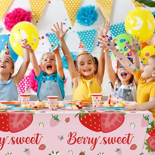 Miniatura 7 de Juego de 3 manteles de fresa de 54 x 108 pulgadas, mantel de plástico desechable para juegos de fiesta de cumpleaños de fresa, decoración, picnics