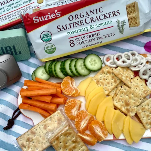 Miniatura 7 de Galletas Saladas Orgánicas Suzie's, Romero y Sésamo, Bocadillos Horneados Gourmet Saludables para Adultos y Niños - Paquete de 6, 8.8 oz Cada Una