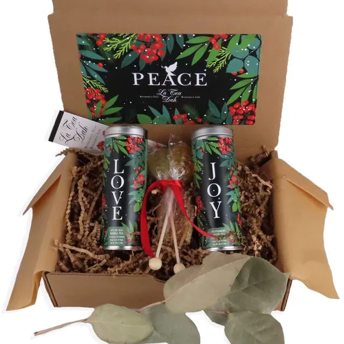 Caja de regalo de té navideño Peace, Love and Joy, 1 lata de té verde de menta, 1 lata de té chai descafeinado y 2 agitadores de miel, bolsas de té