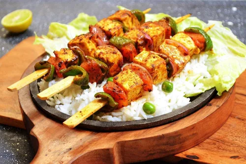 Miniatura 5 de Sahishnu - Juego de platos para fajita en línea y marketing, plato redondo chisporroteante para brownie/bandeja con base de madera y mango redondo