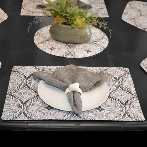 Miniatura 4 de Grey Medallion - Manteles individuales en forma de cuña de tela para exteriores, juego de cuatro Plus con cargador central redondo