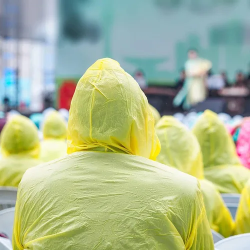 Miniatura 8 de Paquete de 12 ponchos de lluvia transparentes con capucha para adultos, familia, 3 colores, impermeables de emergencia de 51.1 pulgadas