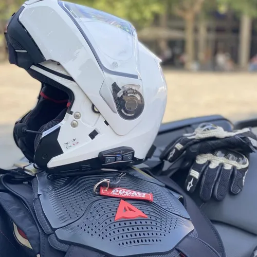 Miniatura 8 de Interphone UCOM4 - Comunicación Bluetooth para motocicleta - 4 conductores de hasta 1.0 mi de alcance - Batería 15 horas - Cascos auriculares
