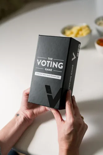 Miniatura 8 de The Voting Game - El divertido juego de cartas de fiesta para adultos sobre descubrir quiénes son tus amigos para fiestas de elefantes blancos