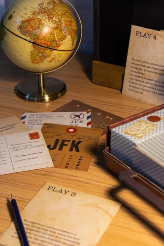 Miniatura 5 de Fizz Creations Resuelve el caso – Juego de Escape Room 3D en una maleta portátil con 5 juegos únicos, cartas de pistas y rompecabezas 3D – Noche