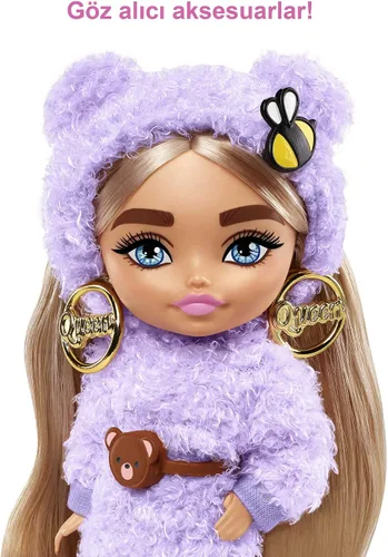 Miniatura 5 de Barbie Extra Minis Muñeca #4 (5.5 pulgadas) Vistiendo Moda Morada Esponjosa, con Soporte para Muñeca y Accesorios Incluyendo Orejas de Osito y Gafas