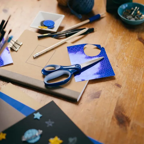 Miniatura 10 de Fiskars SoftGrip Tijeras con purpurina para zurdos de 7 pulgadas para niños a partir de 12 años, tijeras para zurdos para la escuela o manualidades