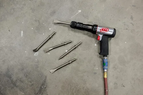 Miniatura 8 de Ingersoll Rand 135MAXK Martillo Neumático de Cambio Rápido con Reducción de Vibración, Juego de Cincel de 5 Piezas, 2,600 BPM, Carrera de 3