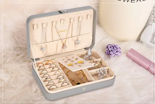 Miniatura 8 de LANDICI - Caja de joyería pequeña para mujeres y niñas, estuche organizador de joyería de viaje de cuero PU, soporte portátil para almacenamiento