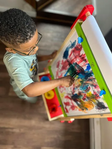 Miniatura 3 de Caballete de madera para niños con rollo de papel y accesorios Hape All-in-One