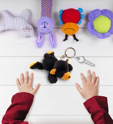 Miniatura 7 de Puzzled Llavero de peluche de oso negro, juguete de peluche suave con dije de oso negro, accesorio de juguete de peluche divertido, 4 pulgadas