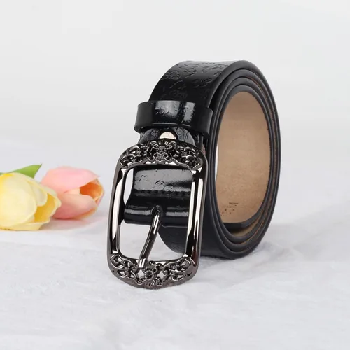 Miniatura 186 de Cinturón de cuero clásico con hebilla de metal para mujer con vestido de jeans