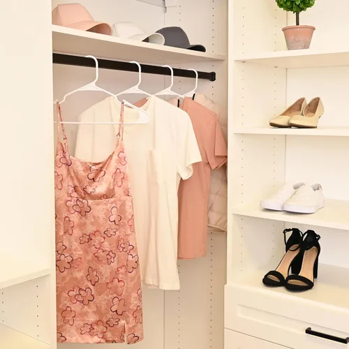 Miniatura 3 de Perchas de plástico, paquete de 50, colgador de ropa fuerte y ahorrador de espacio, fabricado en EE. UU., colgador de plástico perfecto para camisas