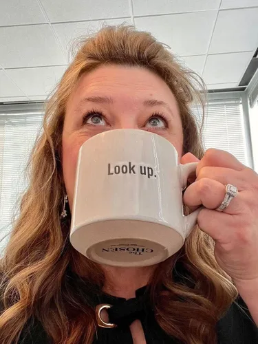 Miniatura 2 de The Chosen: Taza oficial de café de gres crema de 16 onzas - "Look Up" Mira hacia arriba