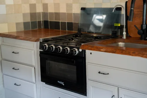 Miniatura 2 de Estufa RecPro RV Negra Rango de gas de 17" de alto Tres quemadores de 6500 y 8000 BTU Horno de 7100 BTU con capacidad de 1.24 pies cúbicos