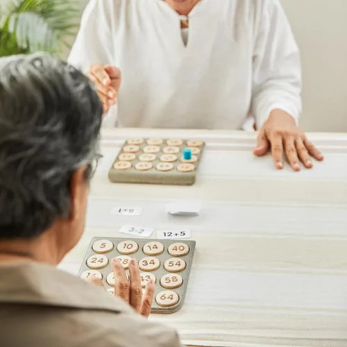 Miniatura 9 de PlanToys Juego de bingo de matemáticas de madera para juego de números inspirado en Montessori Matemáticas tempranas, conteo y actividad