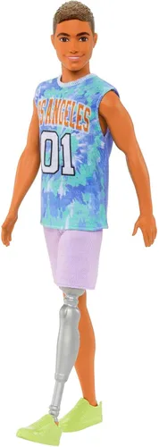Miniatura 7 de Barbie Fashionistas Muñeco Ken #212 con pierna protésica usando jersey removible de Los Ángeles, pantalones cortos morados y zapatillas deportivas