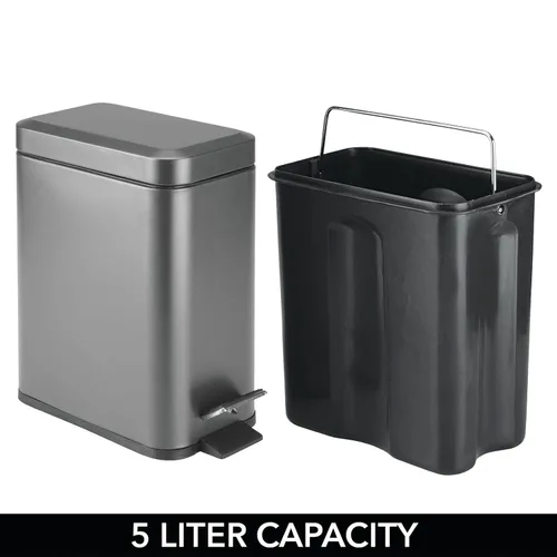 Miniatura 5 de mDesign Pequeño y moderno cubo de basura rectangular de metal con tapa y pedal de 1.3 galones, compacto, con cubo interior extraíble con asa