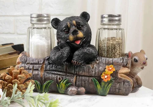 Miniatura 7 de Ebros - Oso de bebé negro sentado en tronco con ardilla, salero y pimentero, estatua de 6.75 pulgadas de largo, cabaña larga, oso caprichoso, centro