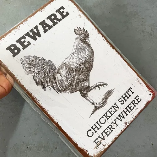 Miniatura 3 de Divertido letrero de hojalata con diseño de gallo con texto en inglés "Beware Chicken Shit Everywhere" - Panel de pared para interiores