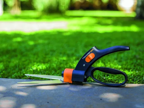 Miniatura 5 de Fiskars Servo-System Grass Shear GS42, Mecanismo servo-sistema antiatascos, Longitud: 135.4 in, Cuchillas de acero/Mangos de plástico