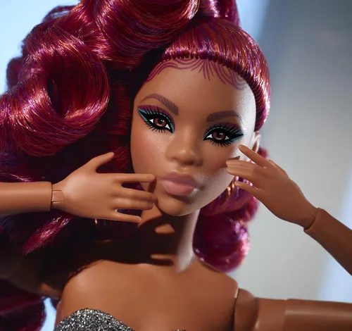 Miniatura 3 de Barbie Signature Looks Doll (Petite, Red Hair) Muñeca de moda totalmente posable con blusa corta y falda brillante, regalo para coleccionistas