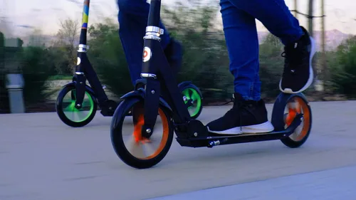 Miniatura 6 de Razor A5 Lux Kick Scooter for Kids Ages 8+ - 8" Urethane Wheels, Aluminum Frame, Anodized Finish Featuring Bold Colors and Graphics, for Riders up