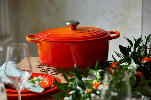 Miniatura 6 de Le Creuset Horno holandés ovalado Signature de hierro fundido esmaltado, 5 cuartos de galón, llama