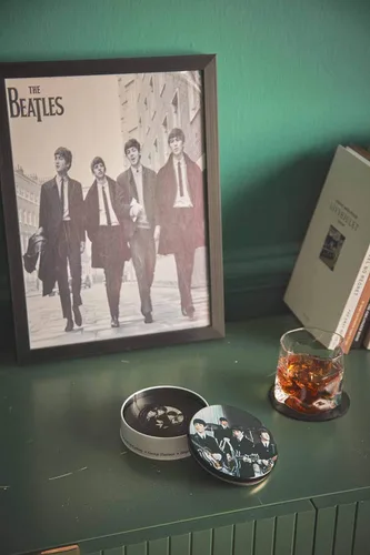 Miniatura 7 de Juego de 8 posavasos de vinilo de The Beatles con abridor magnético de botellas, bonitos posavasos de música, regalos de bar para hombres y mujeres