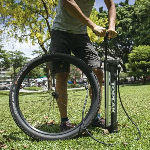 Miniatura 2 de Topeak JoeBlow Booster Bomba de piso para neumáticos sin cámara, compresor de aire de doble función y bomba estándar, capacidad de 160 PSI