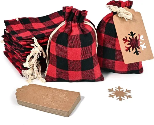 FUSHENMU 24 piezas - Bolsas de regalo de Navidad a cuadros de búfalo con cordón - Mini bolsas de fiesta de Navidad para dulces con etiquetas de