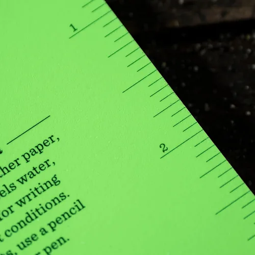 Miniatura 13 de Rite in the Rain - Cuaderno con espiral superior, 3 x 5 pulgadas, cubierta color verde fluorescente Hi-Viz, patrón de página universal, paquete de 3