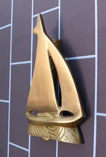 Miniatura 9 de Ebros Gift Escultura de metal de latón dorado para puerta de velero con placa de golpe integrada de 6 pulgadas de alto, barco azul marino