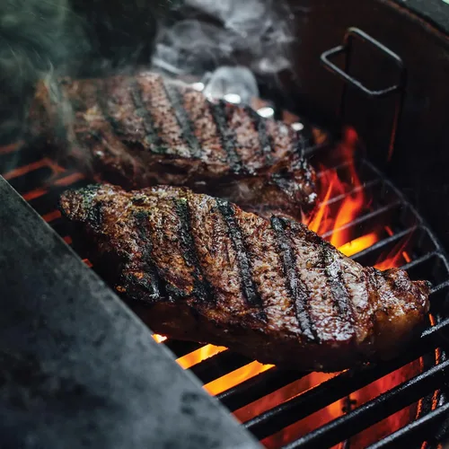 Miniatura 5 de Kamado Joe Rejilla de cocción duradera de hierro fundido de media luna con elevador de parrilla para parrilla clásica Joe de 18 pulgadas